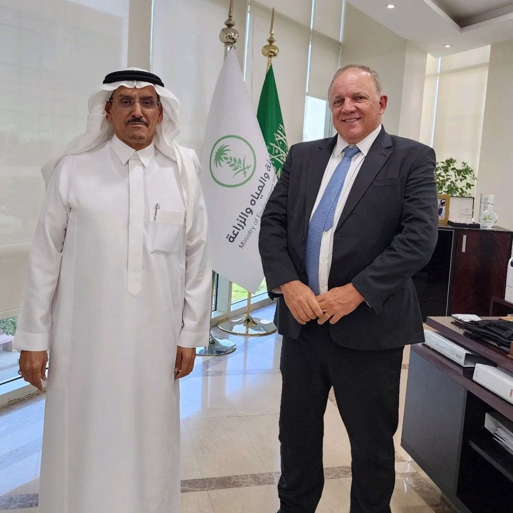 Encontro entre líderes da Water Services and Technologies e o Ministério do Ambiente da Arábia Saudita discutindo a conservação de recursos hídricos, com destaque para a colaboração com a Technical Development Solutions Co