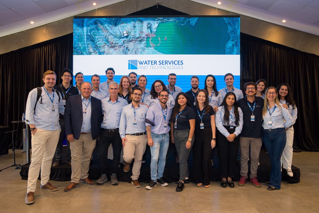 Equipe da Water Services and Technologies celebrando conquistas de 2024, incluindo inovação tecnológica, expansão internacional no Canadá e Cazaquistão, e impacto global em hidrogeologia e sustentabilidade.