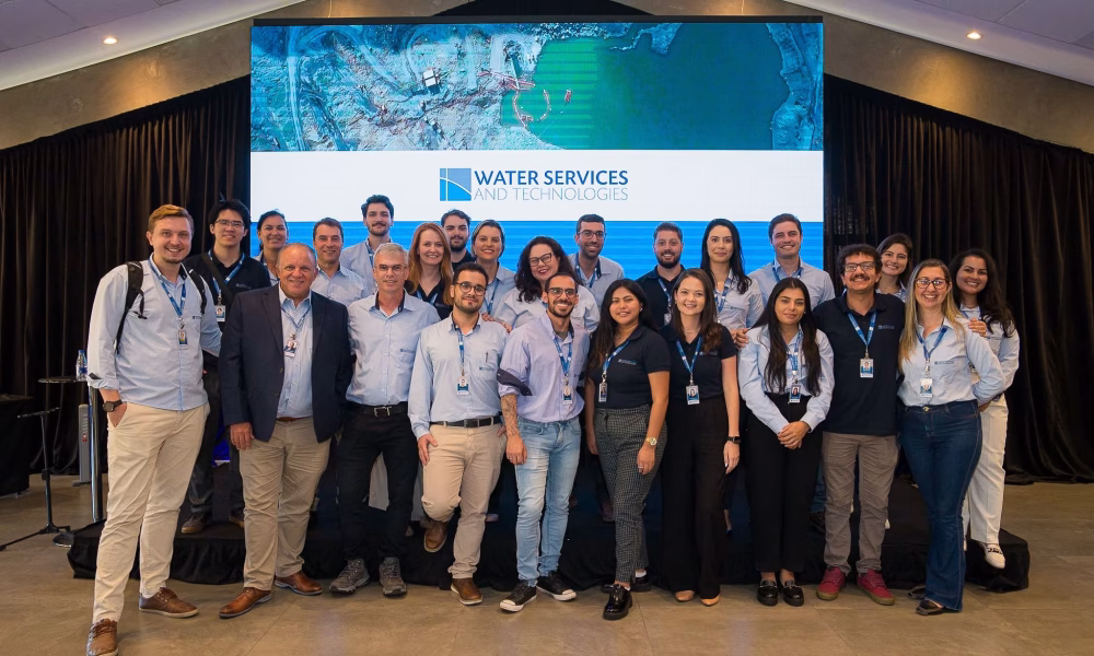 Equipe da Water Services and Technologies celebrando conquistas de 2024, incluindo inovação tecnológica, expansão internacional no Canadá e Cazaquistão, e impacto global em hidrogeologia e sustentabilidade.